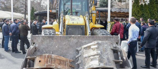 Городские власти приступили к демонтажу кафе на территории площади Свободы (14 марта 2019). Еревaн - Sputnik Армения