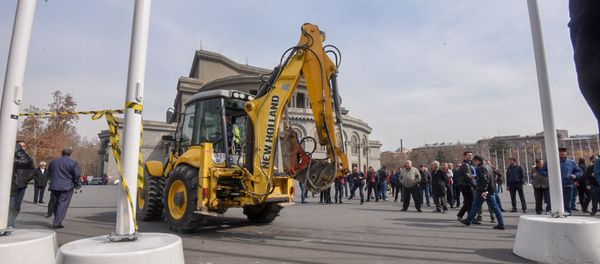 Городские власти приступили к демонтажу кафе на территории площади Свободы (14 марта 2019). Еревaн - Sputnik Արմենիա