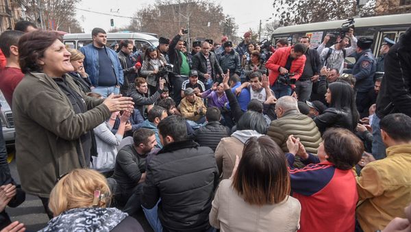 Городские власти приступили к демонтажу кафе на территории площади Свободы (14 марта 2019). Еревaн Городские власти приступили к демонтажу кафе на территории площади Свободы (14 марта 2019). Еревaн - Sputnik Արմենիա