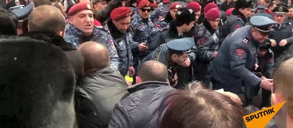 Օպերայի հարակից սրճարանների քանդման դեմ պայքարողները փակել եմ Մաշտոց Թումանյան խաչմերուկը - Sputnik Армения