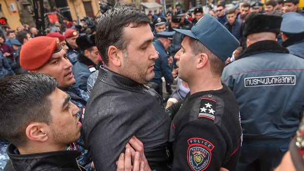 Сотрудники и собственники кафе на площади Свободы перекрыли проспект Маштоца (14 марта 2019). Еревaн Сотрудники и собственники кафе на площади Свободы перекрыли проспект Маштоца (14 марта 2019). Еревaн - Sputnik Армения