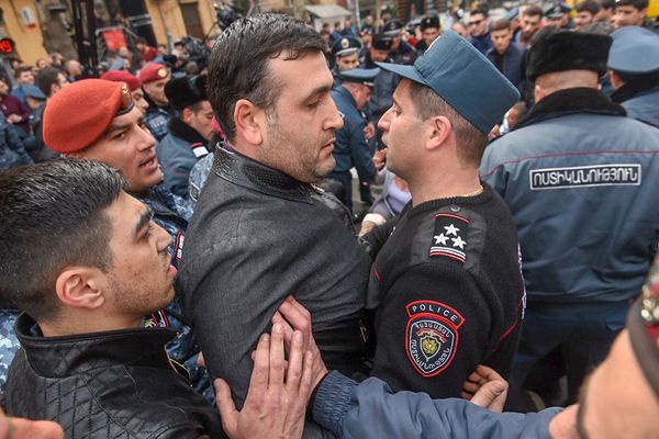 Сотрудники и собственники кафе на площади Свободы перекрыли проспект Маштоца (14 марта 2019). Еревaн - Sputnik Армения