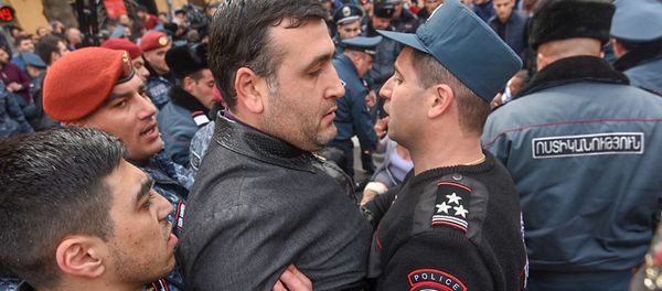 Сотрудники и собственники кафе на площади Свободы перекрыли проспект Маштоца (14 марта 2019). Еревaн - Sputnik Армения