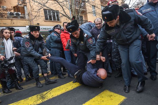Сотрудники и собственники кафе на площади Свободы перекрыли проспект Маштоца (14 марта 2019). Еревaн - Sputnik Армения
