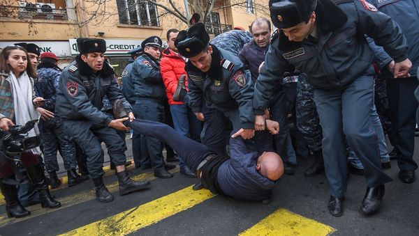Сотрудники и собственники кафе на площади Свободы перекрыли проспект Маштоца (14 марта 2019). Еревaн Сотрудники и собственники кафе на площади Свободы перекрыли проспект Маштоца (14 марта 2019). Еревaн - Sputnik Армения