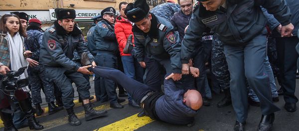 Сотрудники и собственники кафе на площади Свободы перекрыли проспект Маштоца (14 марта 2019). Еревaн - Sputnik Армения