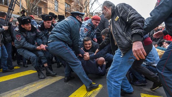 Сотрудники и собственники кафе на площади Свободы перекрыли проспект Маштоца (14 марта 2019). Еревaн Сотрудники и собственники кафе на площади Свободы перекрыли проспект Маштоца (14 марта 2019). Еревaн - Sputnik Армения