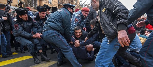 Сотрудники и собственники кафе на площади Свободы перекрыли проспект Маштоца (14 марта 2019). Еревaн - Sputnik Армения