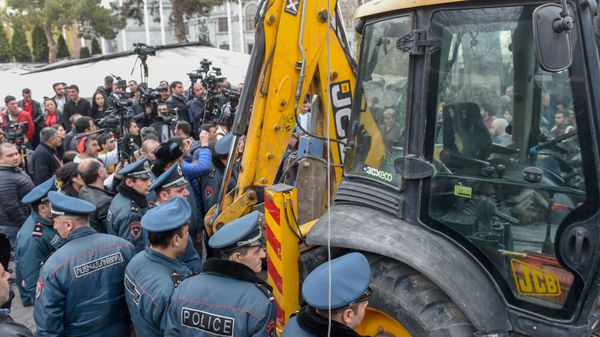 Городские власти приступили к демонтажу кафе на территории площади Свободы (14 марта 2019). Еревaн Городские власти приступили к демонтажу кафе на территории площади Свободы (14 марта 2019). Еревaн - Sputnik Армения