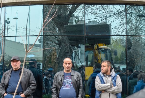 Городские власти приступили к демонтажу кафе на территории площади Свободы (14 марта 2019). Еревaн - Sputnik Армения