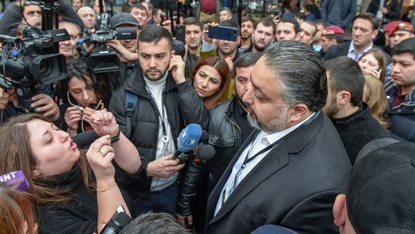 Руководитель административного района Кентрон Виктор Мнацаканян беседует с противниками сноса кафе на площади Свободы (14 марта 2019). Еревaн Руководитель административного района Кентрон Виктор Мнацаканян беседует с противниками сноса кафе на площади Свободы (14 марта 2019). Еревaн - Sputnik Армения