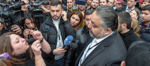 Руководитель административного района Кентрон Виктор Мнацаканян беседует с противниками сноса кафе на площади Свободы (14 марта 2019). Еревaн Руководитель административного района Кентрон Виктор Мнацаканян беседует с противниками сноса кафе на площади Свободы (14 марта 2019). Еревaн - Sputnik Армения