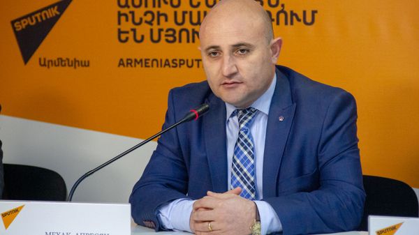 Мехак Апресян во время видеомоста Ереван-Тбилиси по теме армяно-грузинского кулинарного фестиваля (14 марта 2019). Еревaн - Sputnik Армения
