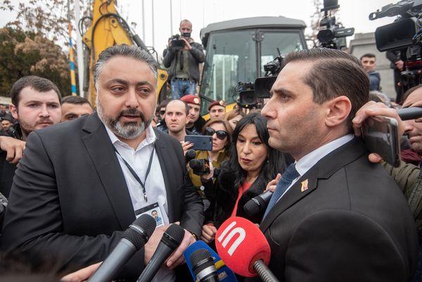 Руководитель административного района Кентрон Виктор Мнацаканян, депутаты от фракции Царукян Наира Зограбян и Арман Абовян на площади Свободы (14 марта 2019). Еревaн - Sputnik Армения