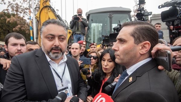 Руководитель административного района Кентрон Виктор Мнацаканян, депутаты от фракции Царукян Наира Зограбян и Арман Абовян на площади Свободы (14 марта 2019). Еревaн Руководитель административного района Кентрон Виктор Мнацаканян, депутаты от фракции Царукян Наира Зограбян и Арман Абовян на площади Свободы (14 марта 2019). Еревaн - Sputnik Армения