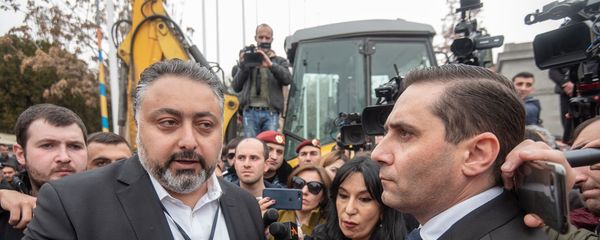 Руководитель административного района Кентрон Виктор Мнацаканян, депутаты от фракции Царукян Наира Зограбян и Арман Абовян на площади Свободы (14 марта 2019). Еревaн - Sputnik Армения