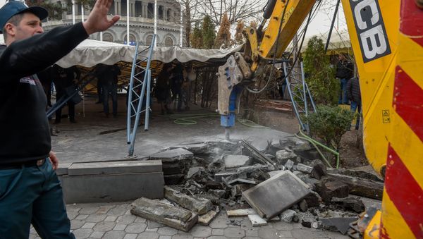 Городские власти демонтируют кафе на территории площади Свободы (14 марта 2019). Еревaн Городские власти демонтируют кафе на территории площади Свободы (14 марта 2019). Еревaн - Sputnik Армения