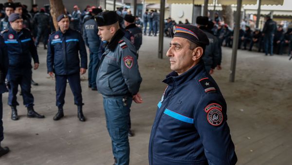 Сотрудники полиции перед демонтированным кафе на площади Свободы (14 марта 2019). Еревaн - Sputnik Армения