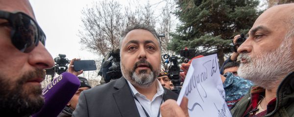 Руководитель административного района Кентрон Виктор Мнацаканян беседует с противниками сноса кафе на площади Свободы (14 марта 2019). Еревaн - Sputnik Армения