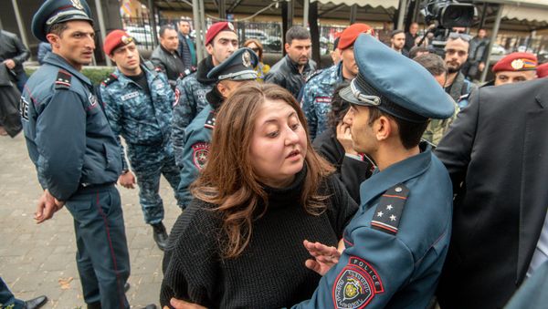 Стычка между сотрудниками полиции и противниками сноса кафе на площади Свободы (14 марта 2019). Еревaн Стычка между сотрудниками полиции и противниками сноса кафе на площади Свободы (14 марта 2019). Еревaн - Sputnik Армения
