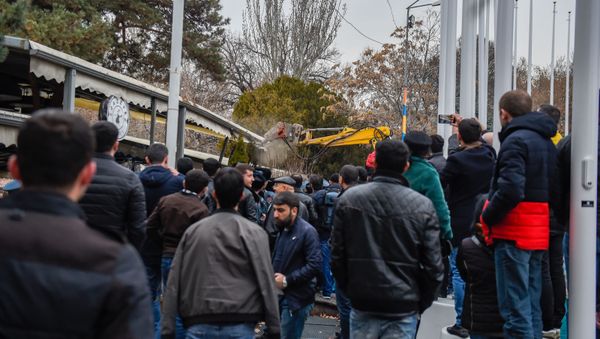 Городские власти демонтируют кафе на территории площади Свободы (14 марта 2019). Еревaн - Sputnik Армения