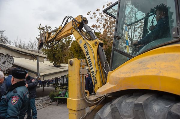 Городские власти демонтируют кафе на территории площади Свободы (14 марта 2019). Еревaн - Sputnik Армения