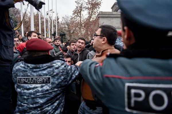 Стычка между сотрудниками полиции и противниками сноса кафе на площади Свободы (14 марта 2019). Еревaн - Sputnik Армения