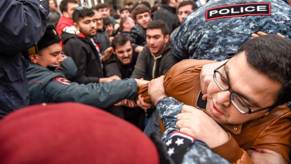 Стычка между сотрудниками полиции и противниками сноса кафе на площади Свободы (14 марта 2019). Еревaн Стычка между сотрудниками полиции и противниками сноса кафе на площади Свободы (14 марта 2019). Еревaн - Sputnik Արմենիա