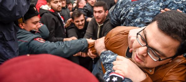 Стычка между сотрудниками полиции и противниками сноса кафе на площади Свободы (14 марта 2019). Еревaн - Sputnik Արմենիա