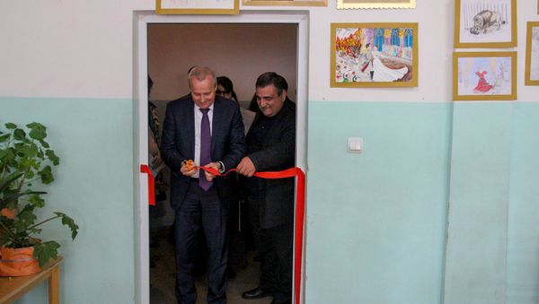 Чрезвычайный и Полномочный Посол России в Армении Сергей Копыркин принял участие в открытии класса русского языка в школе No 198 (15 марта 2019). Еревaн - Sputnik Արմենիա