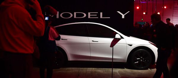 Посетители рассматривают представленный Tesla новый электрический спортивный внедорожник (14 марта 2019). Хоторн, Калифорния - Sputnik Արմենիա