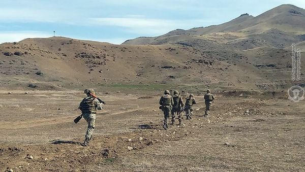 Армянские военнослужащие на тренировках по стрельбе - Sputnik Արմենիա