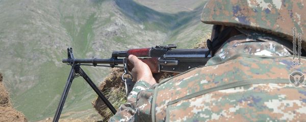 Армянские военнослужащие на тренировках по стрельбе Армянские военнослужащие на тренировках по стрельбе - Sputnik Армения