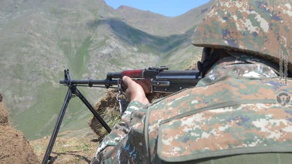 Армянские военнослужащие на тренировках по стрельбе - Sputnik Армения