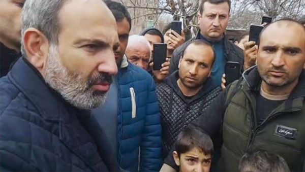 Премьер-министр Армении Никол Пашинян на встрече с жителями сел Араратской области (16 марта 2019). Армения - Sputnik Армения