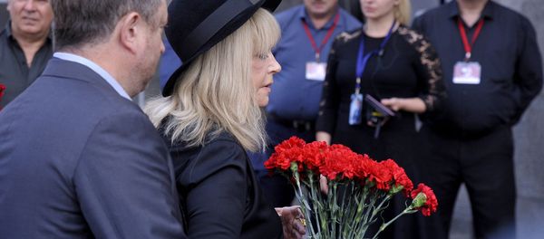 Алла Пугачева на церемонии прощания с народным артистом СССР, депутатом Госдумы Иосифом Кобзоном (2 сентября 2018). Москвa Алла Пугачева на церемонии прощания с народным артистом СССР, депутатом Госдумы Иосифом Кобзоном (2 сентября 2018). Москвa - Sputnik Արմենիա
