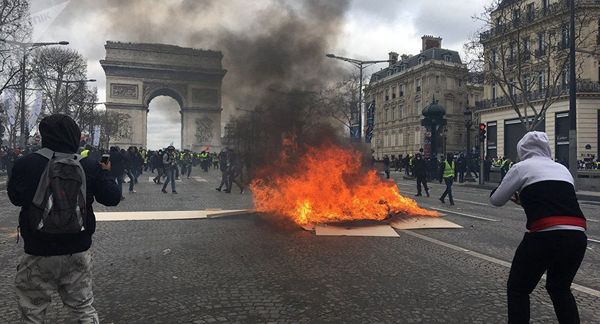 В Париже горит банк Tarneaud, желтые жилеты громят столицу — видео с места событий - Sputnik Армения