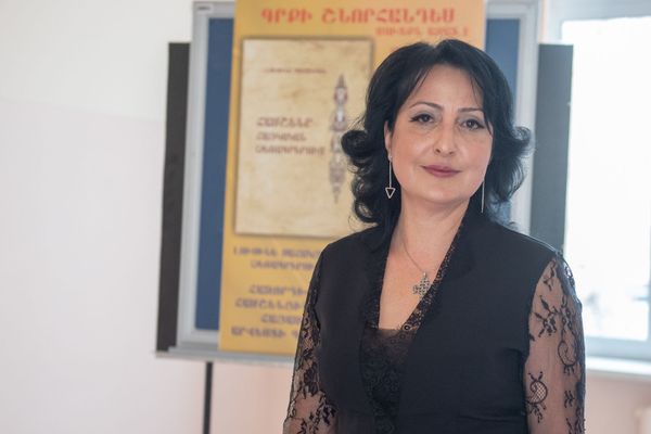 В Ереване презентовали книгу про амшенских армян, а Тунчбояджян обнял гостя-чужака В Ереване презентовали книгу про амшенских армян, а Тунчбояджян обнял гостя-чужака - Sputnik Армения