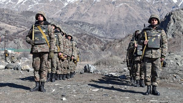 Армянские военнослужащие на тренировках по стрельбе - Sputnik Армения