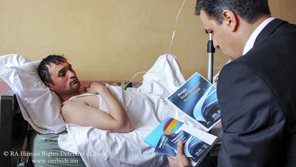 Омбудсмен Армении Арман Татоян посетил гражданина Азербайджана Элвина Арифа оглу Ибрагимова (18 марта 2019). Еревaн - Sputnik Армения