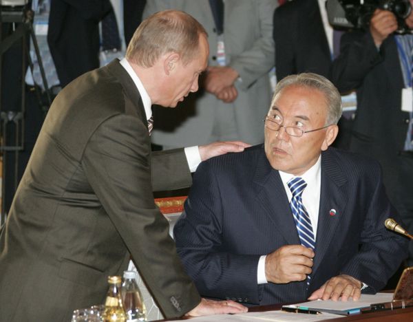 Президенты России и Казахстана Владимир Путин и Нурсултан Назарбаев перед началом неформального саммита глав стран СНГ (10 июня 2007). Санкт-Петербург - Sputnik Армения