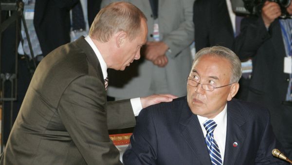 Президенты России и Казахстана Владимир Путин и Нурсултан Назарбаев перед началом неформального саммита глав стран СНГ (10 июня 2007). Санкт-Петербург - Sputnik Армения
