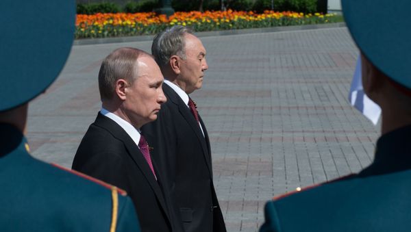 Президенты России и Казахстана Владимир Путин и Нурсултан Назарбаев на церемонии возложения цветов к Могиле Неизвестного солдата (9 мая 2016). Москвa - Sputnik Армения