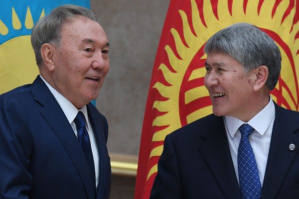 Президенты Казахстана и Киргизии Нурсултан Назарбаев и Алмазбек Атамбаев во время встречи перед заседанием ВЕЭС (14 апреля 2017). Бишкек - Sputnik Армения