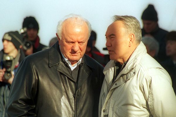 Президенты Грузии и Казахстана Эдуард Шеварднадзе и Нурсултан Назарбаев во время саммита СНГ (28 февраля 2002). Алматы - Sputnik Армения