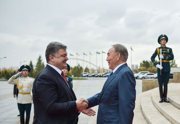 Президенты Украины и Казахстана Петр Порошенко и Нурсултан Назарбаев во время встречи (9 октября 2015). Астанa - Sputnik Армения