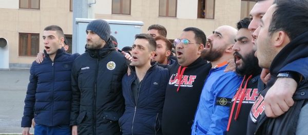 Юра Мовсисян вместе с поклонниками исполняет гимн Юра Мовсисян вместе с поклонниками исполняет гимн - Sputnik Армения