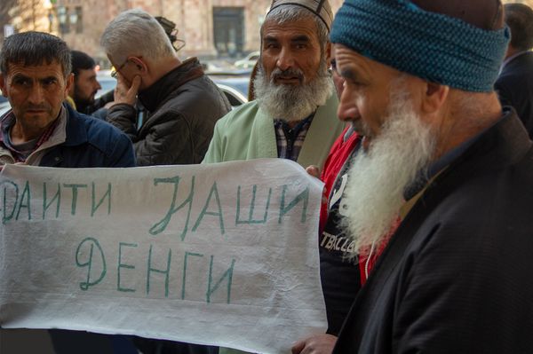 Таджикские хлопководы требуют выплаты зарплаты перед Домом правительства (21 марта 2019). Еревaн Таджикские хлопководы требуют выплаты зарплаты перед Домом правительства (21 марта 2019). Еревaн - Sputnik Армения
