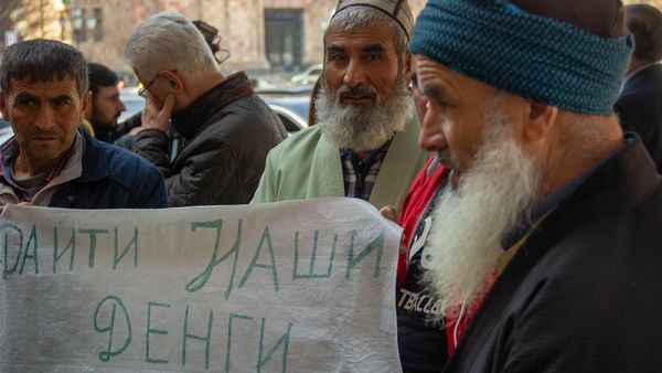 Таджикские хлопководы требуют выплаты зарплаты перед Домом правительства (21 марта 2019). Еревaн - Sputnik Армения