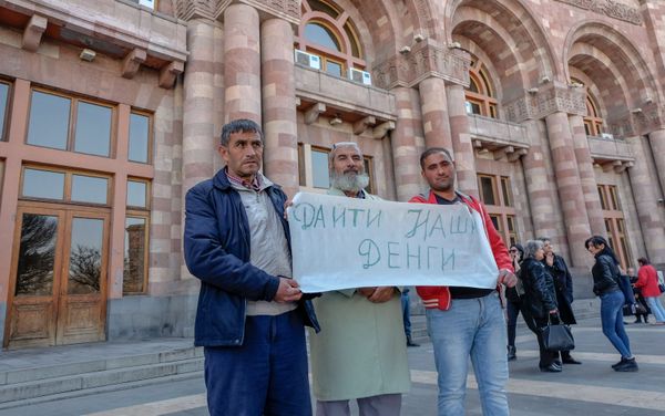 Таджикские хлопководы требуют выплаты зарплаты перед Домом правительства (21 марта 2019). Еревaн Таджикские хлопководы требуют выплаты зарплаты перед Домом правительства (21 марта 2019). Еревaн - Sputnik Армения